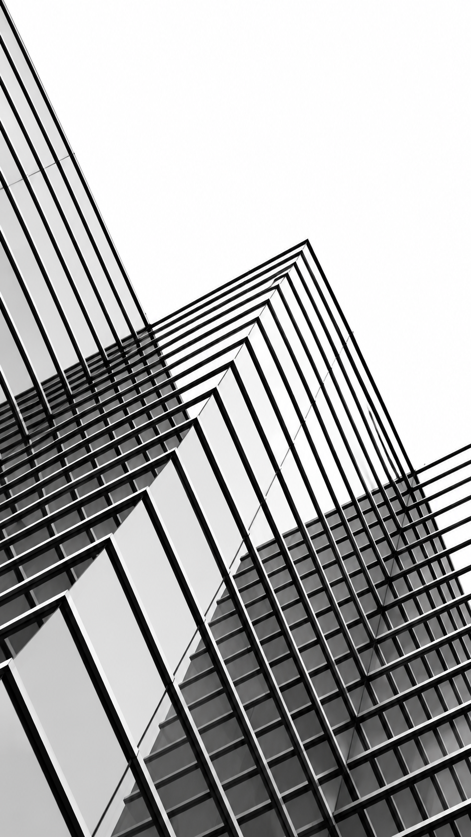 Fachada de edificio moderno vista desde abajo, en blanco y negro